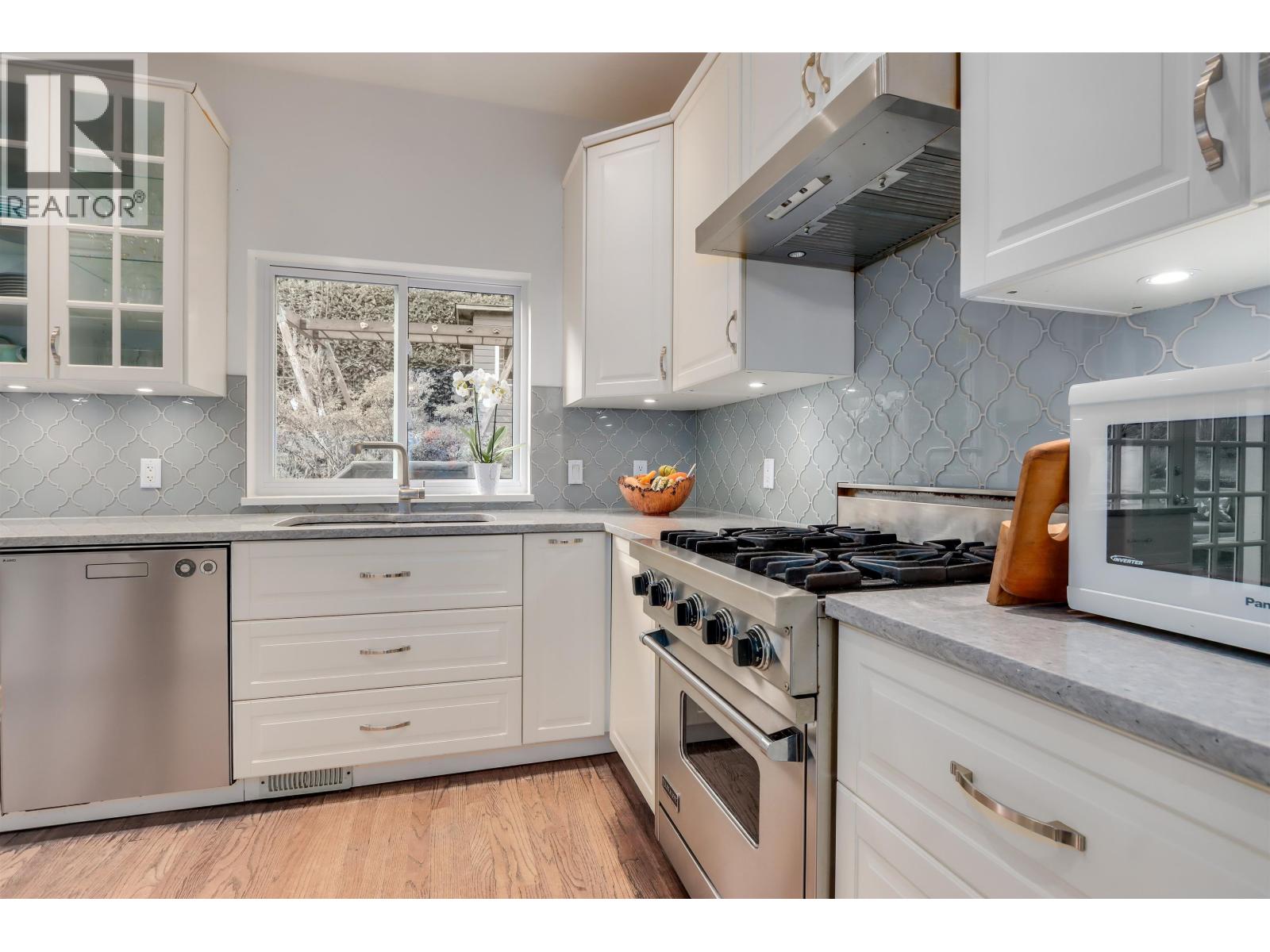 1806 Deep Cove Road, North Vancouver, British Columbia V7G 1S6 - Photo 11 - R3065385