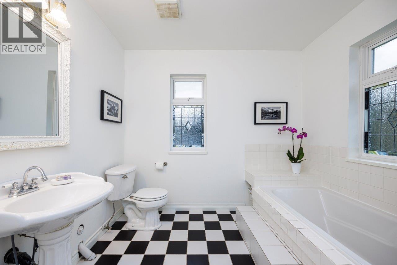 1806 Deep Cove Road, North Vancouver, British Columbia V7G 1S6 - Photo 24 - R3065385