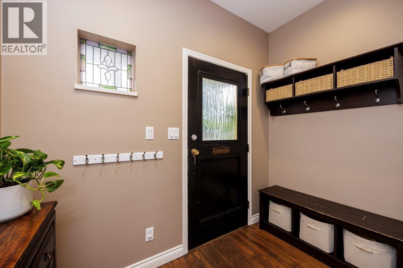 1806 Deep Cove Road, North Vancouver, British Columbia V7G 1S6 - Photo 4 - R3065385