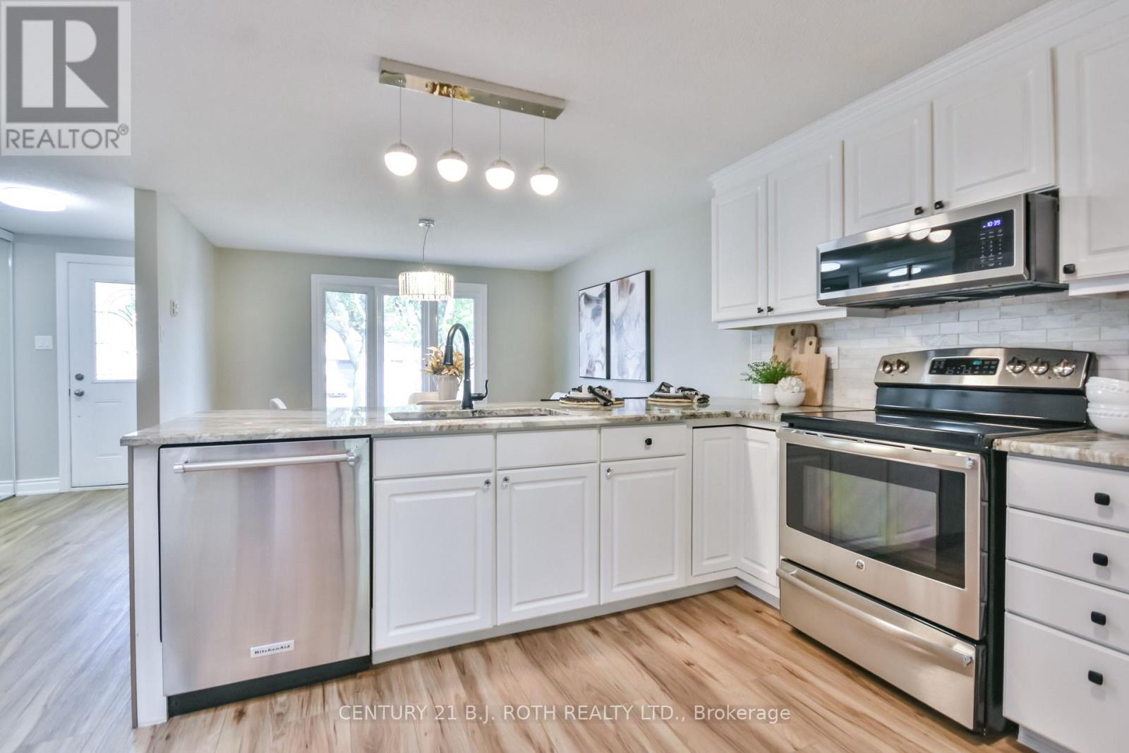 49 Ridgeway Avenue, Barrie (Allandale Heights), Ontario  L4N 5M2 - Photo 7 - S12516414