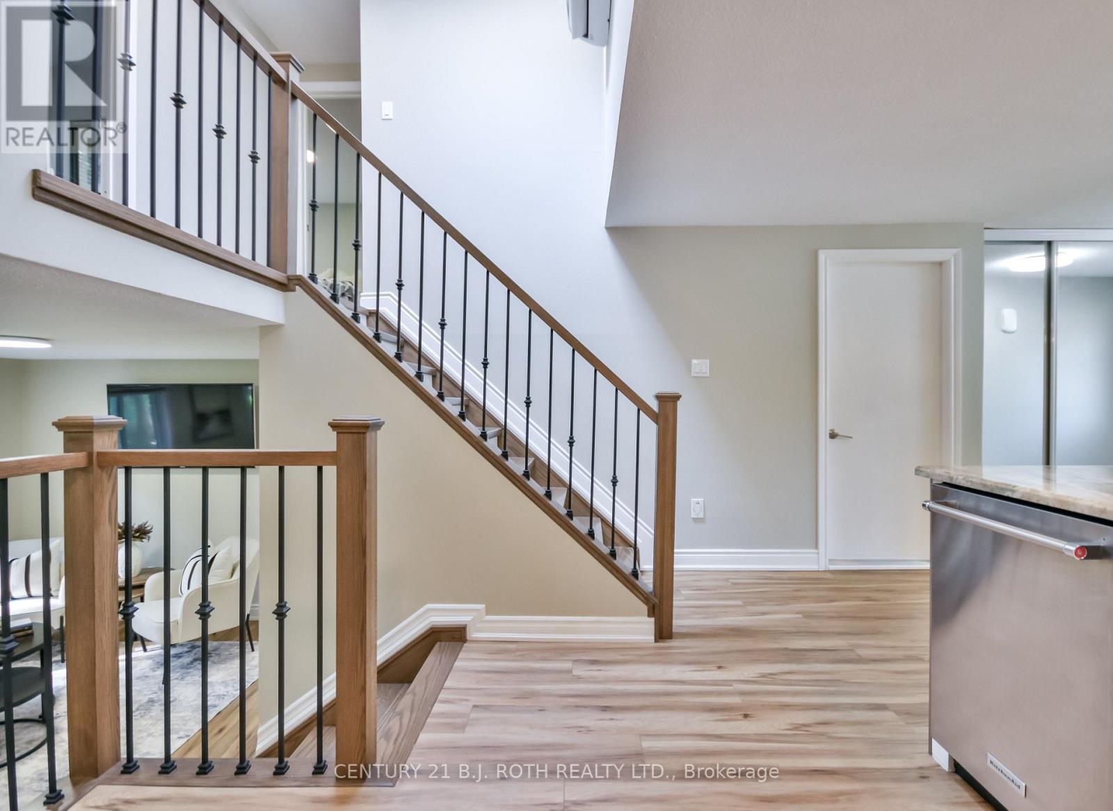 49 Ridgeway Avenue, Barrie (Allandale Heights), Ontario  L4N 5M2 - Photo 8 - S12516414