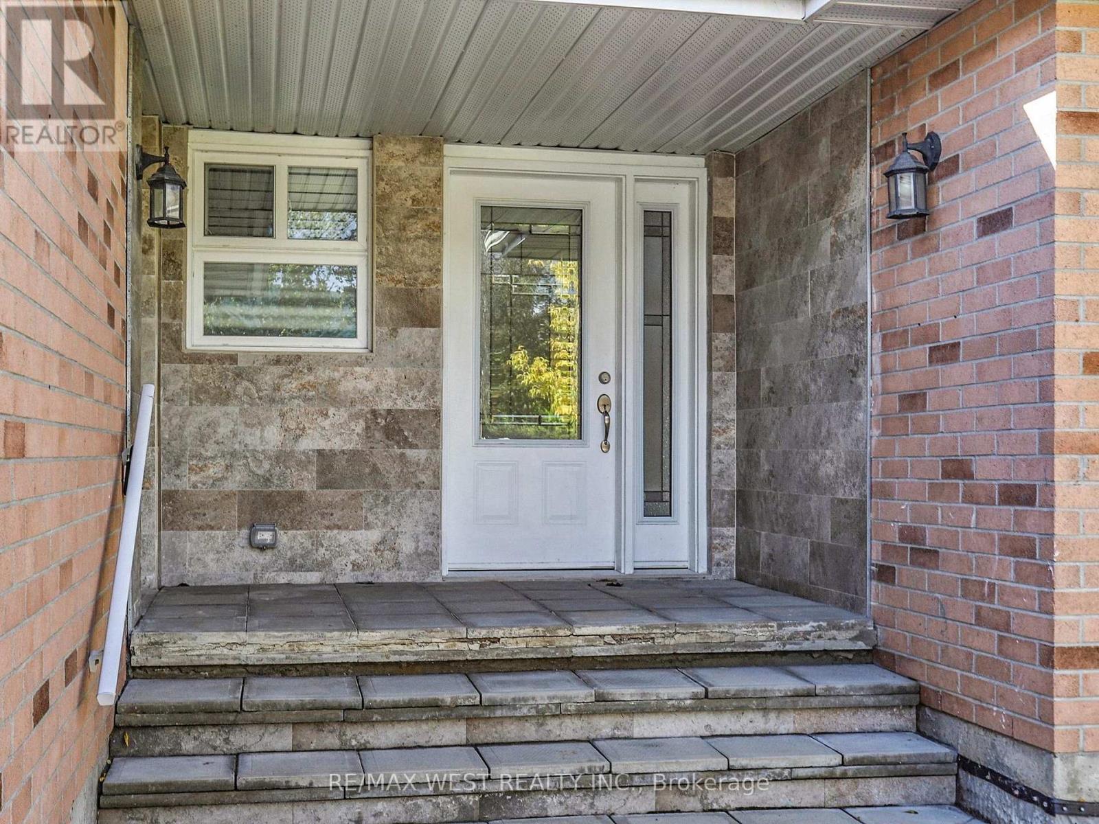 292 St Vincent Street, Barrie (Wellington), Ontario  L4M 4A1 - Photo 3 - S12516496