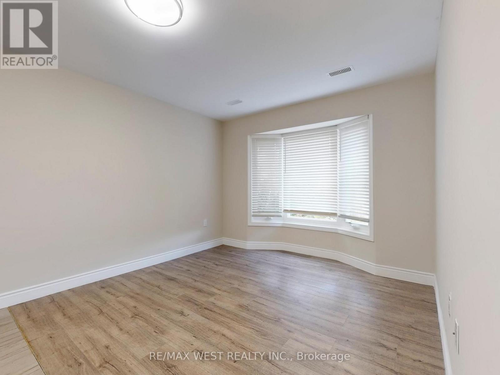 292 St Vincent Street, Barrie (Wellington), Ontario  L4M 4A1 - Photo 4 - S12516496