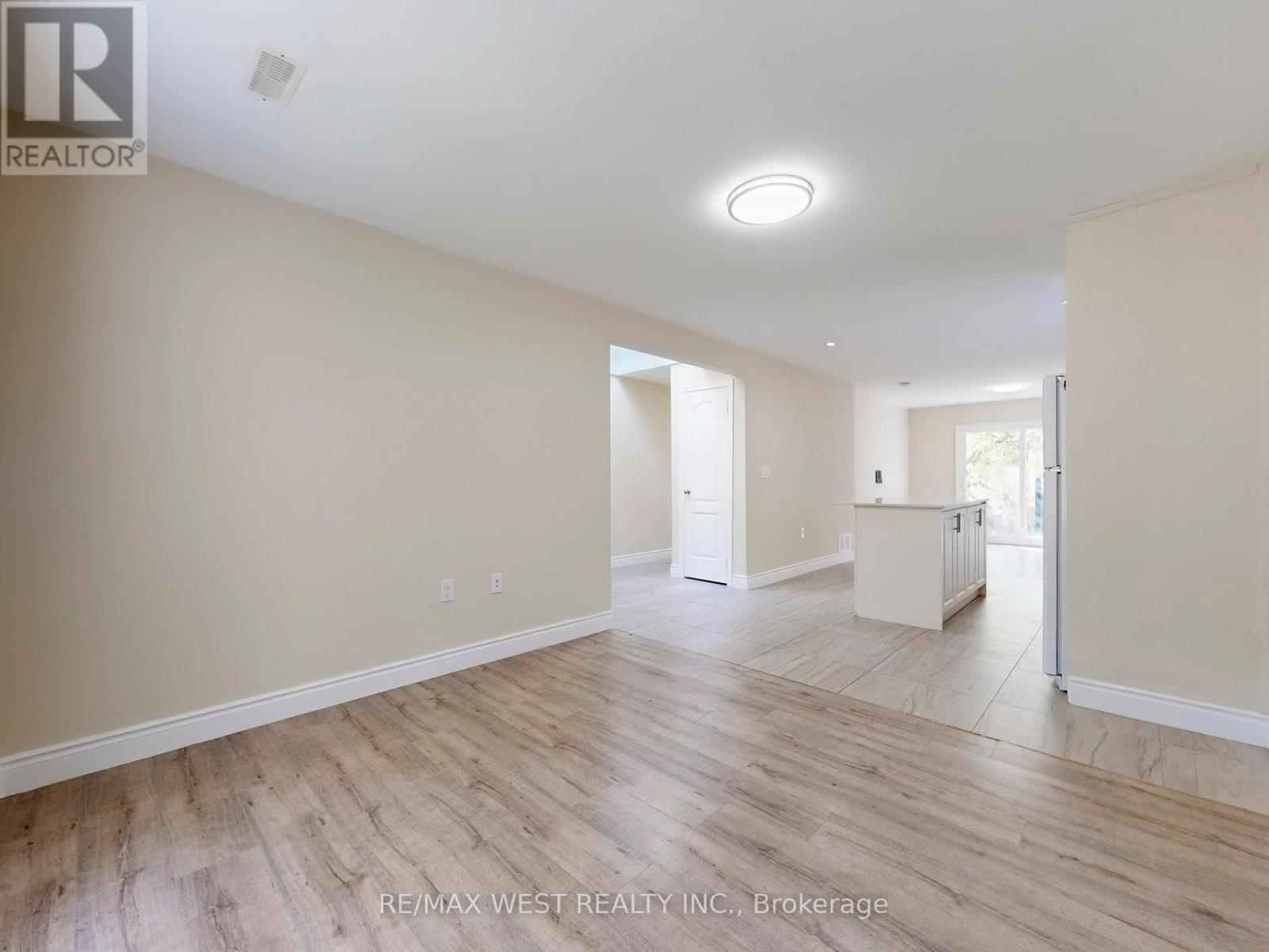 292 St Vincent Street, Barrie (Wellington), Ontario  L4M 4A1 - Photo 5 - S12516496