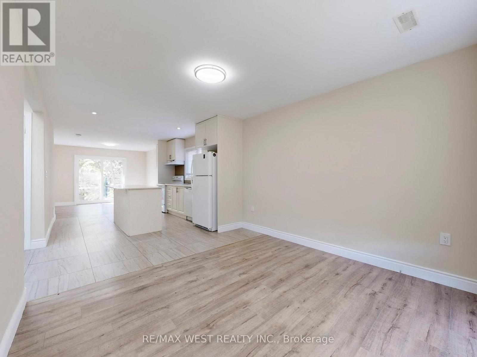 292 St Vincent Street, Barrie (Wellington), Ontario  L4M 4A1 - Photo 6 - S12516496