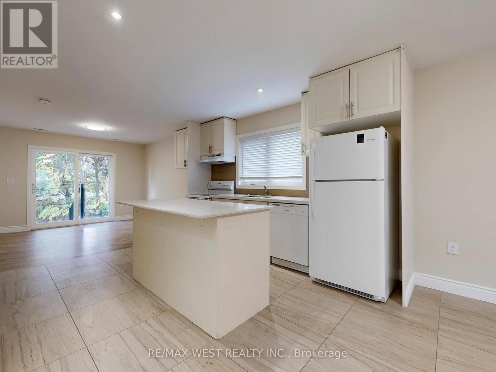 292 St Vincent Street, Barrie (Wellington), Ontario  L4M 4A1 - Photo 7 - S12516496