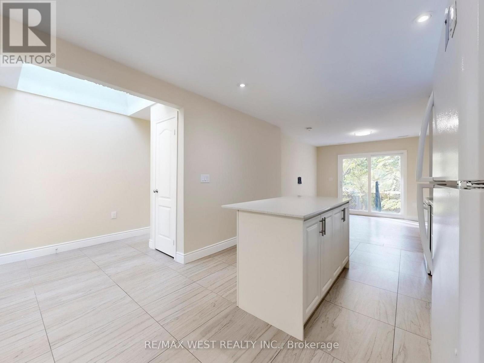 292 St Vincent Street, Barrie (Wellington), Ontario  L4M 4A1 - Photo 8 - S12516496