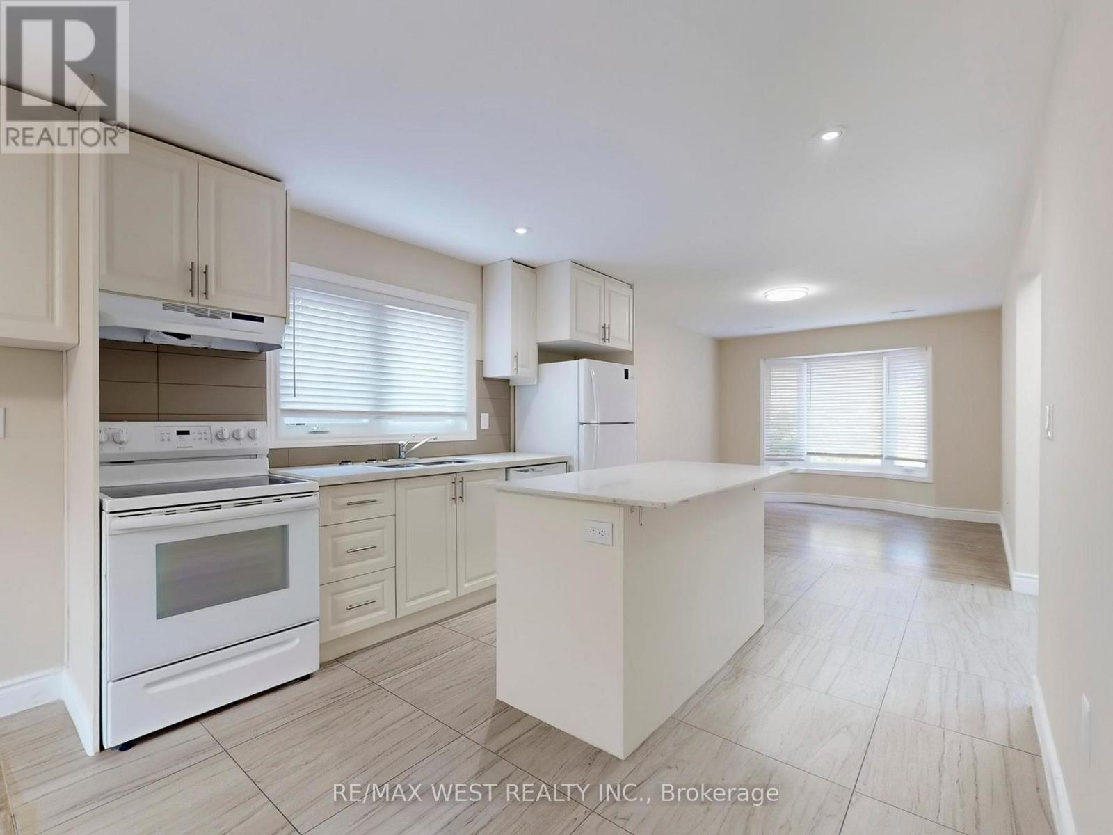 292 St Vincent Street, Barrie (Wellington), Ontario  L4M 4A1 - Photo 9 - S12516496