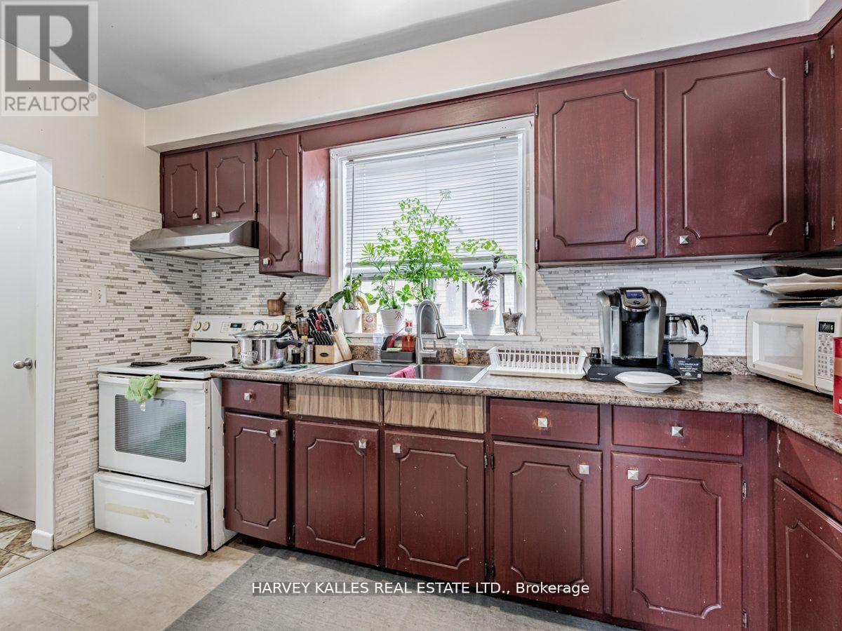 6 Carrington Avenue, Toronto, Ontario  M6E 2C3 - Photo 18 - W12513536