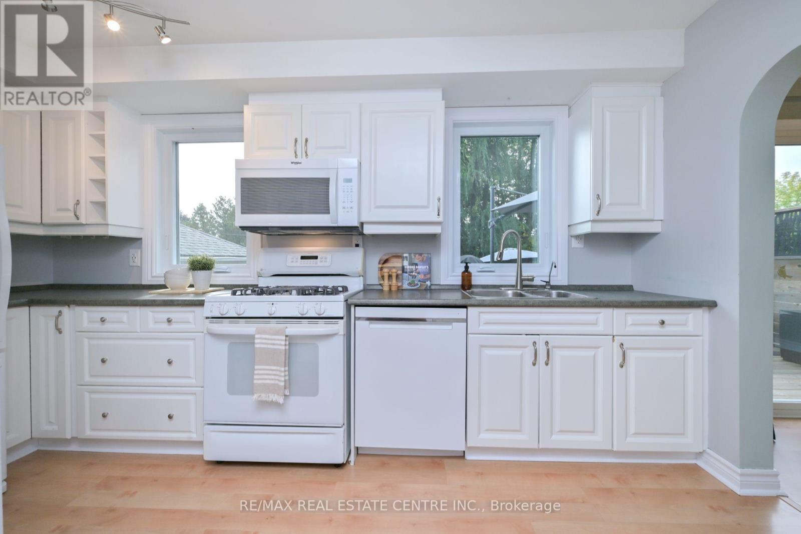 22 Morpeth Road, Brampton, Ontario  L6W 2Z2 - Photo 5 - W12516054