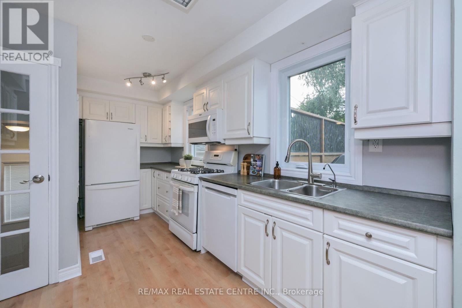 22 Morpeth Road, Brampton, Ontario  L6W 2Z2 - Photo 6 - W12516054