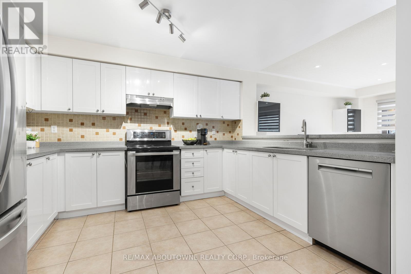 3962 Stardust Drive, Mississauga, Ontario  L5M 8A5 - Photo 10 - W12516086