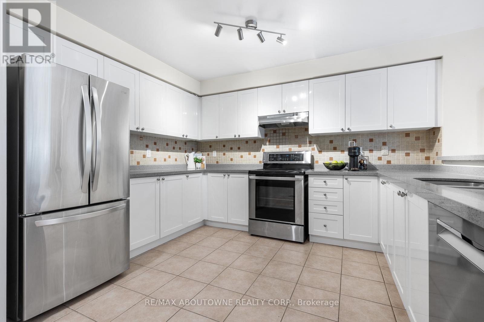 3962 Stardust Drive, Mississauga, Ontario  L5M 8A5 - Photo 11 - W12516086