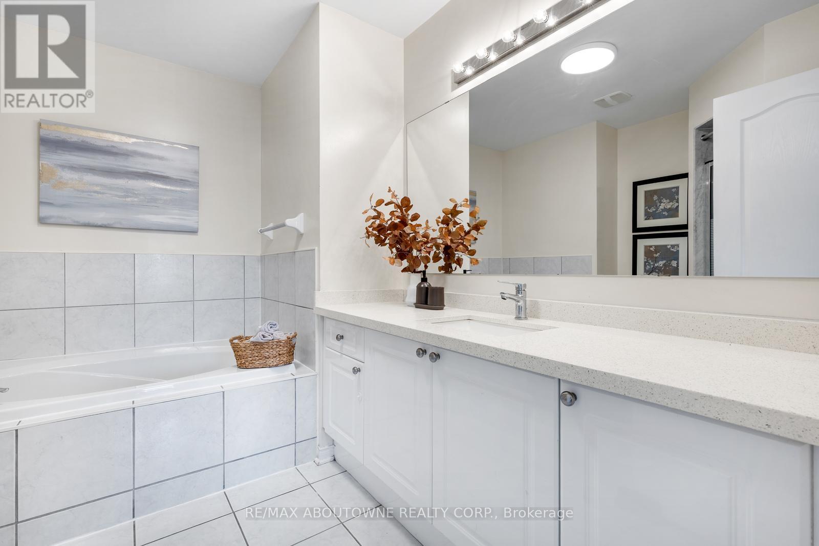 3962 Stardust Drive, Mississauga, Ontario  L5M 8A5 - Photo 24 - W12516086