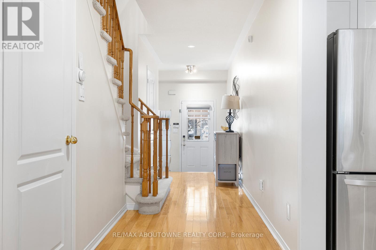 3962 Stardust Drive, Mississauga, Ontario  L5M 8A5 - Photo 4 - W12516086