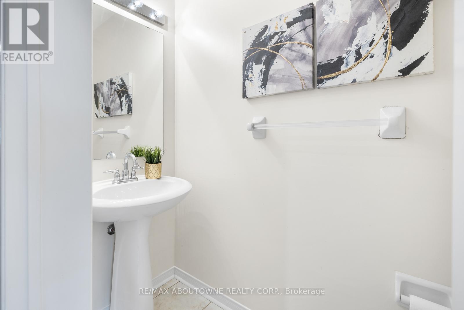 3962 Stardust Drive, Mississauga, Ontario  L5M 8A5 - Photo 6 - W12516086