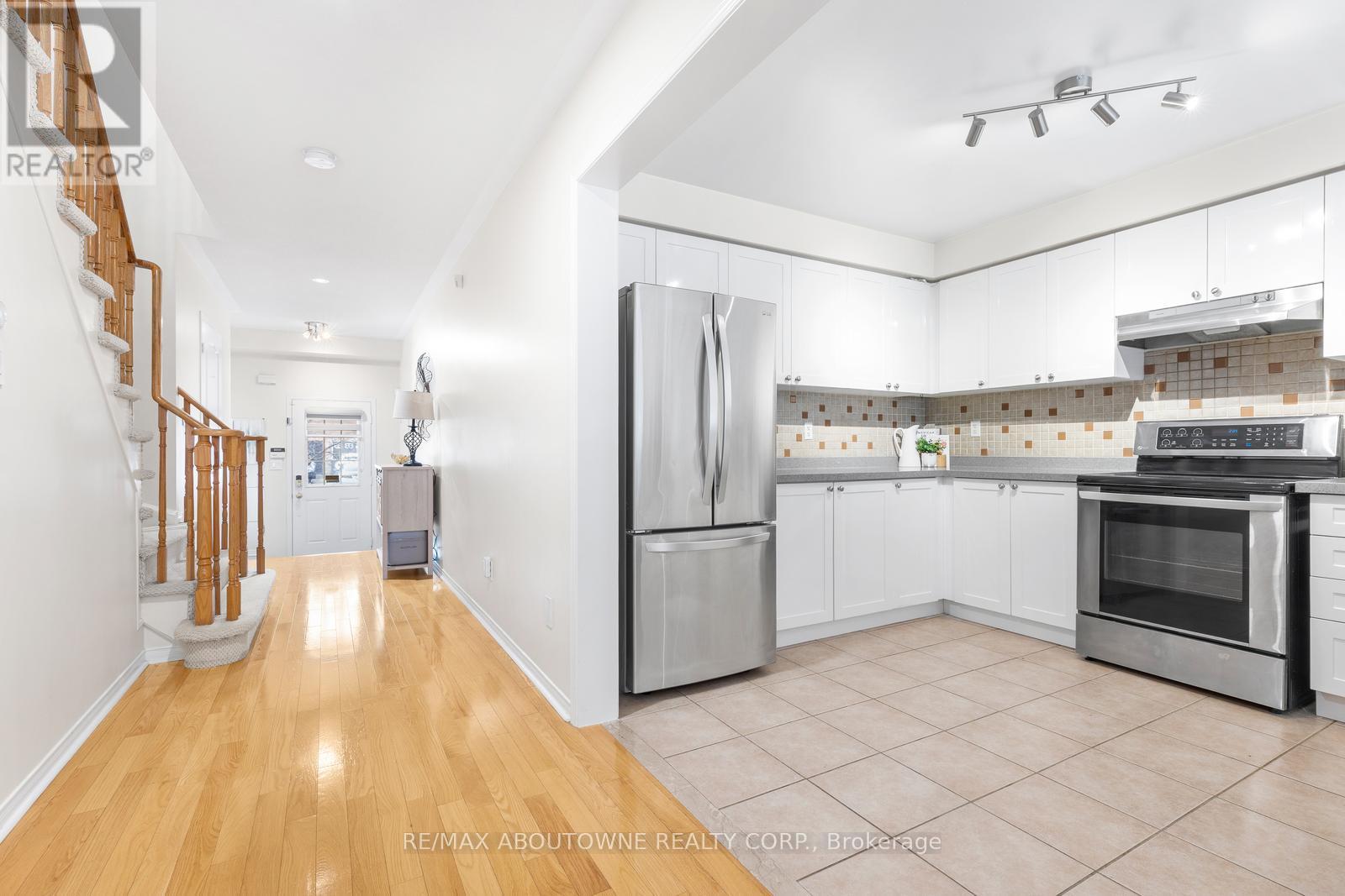 3962 Stardust Drive, Mississauga, Ontario  L5M 8A5 - Photo 7 - W12516086