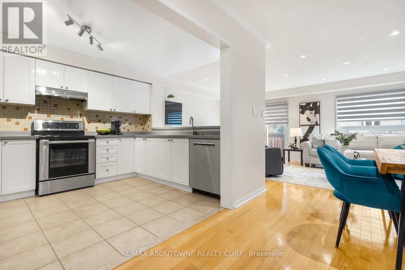 3962 Stardust Drive, Mississauga, Ontario  L5M 8A5 - Photo 8 - W12516086