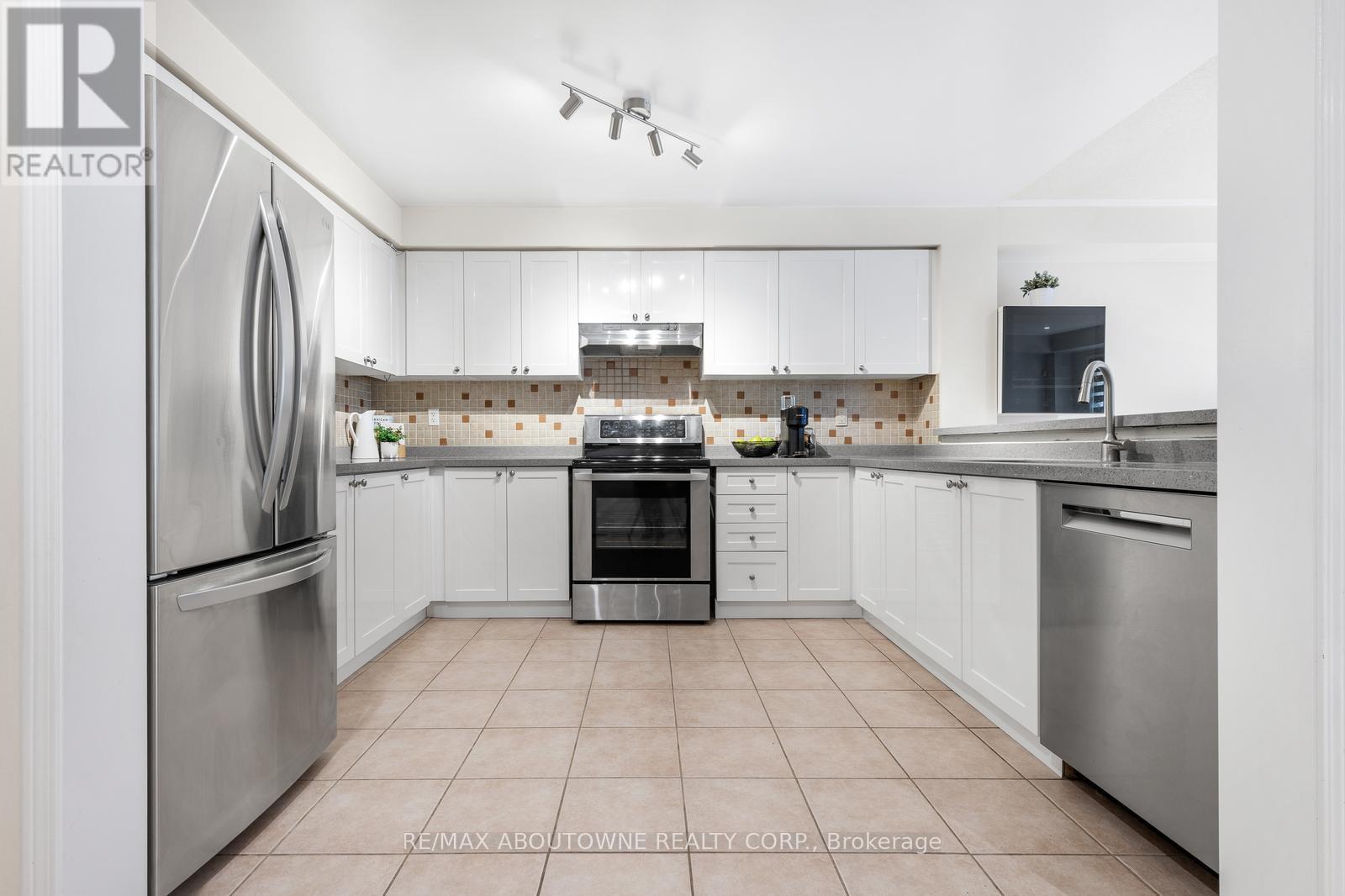 3962 Stardust Drive, Mississauga, Ontario  L5M 8A5 - Photo 9 - W12516086