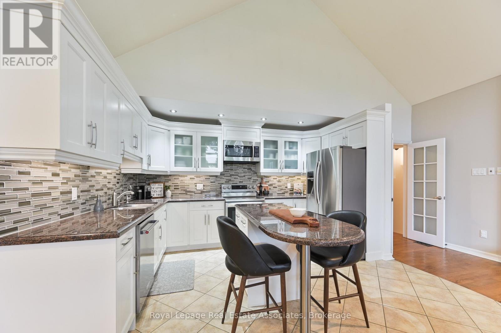 39 Shipley Road, Toronto, Ontario  M9R 3H9 - Photo 11 - W12516202