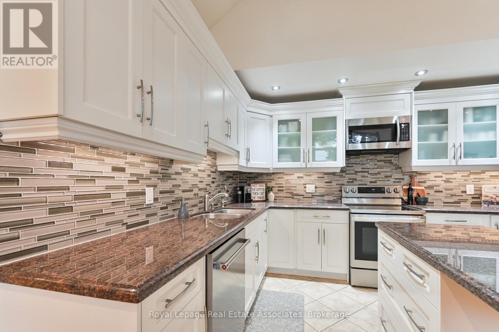 39 Shipley Road, Toronto, Ontario  M9R 3H9 - Photo 13 - W12516202