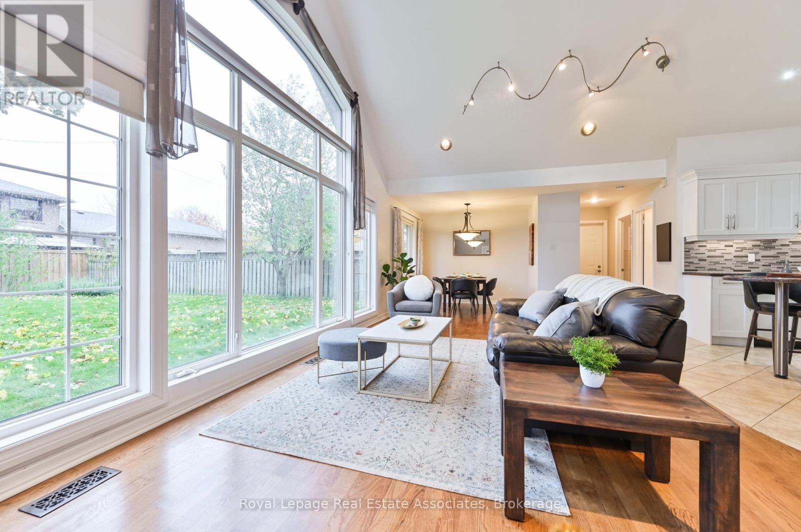 39 Shipley Road, Toronto, Ontario  M9R 3H9 - Photo 8 - W12516202