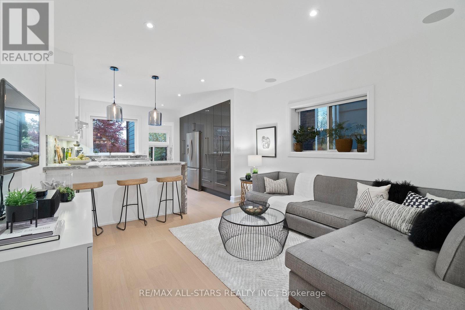 962 Shaw Street, Toronto, Ontario  M6G 3M7 - Photo 13 - W12516246