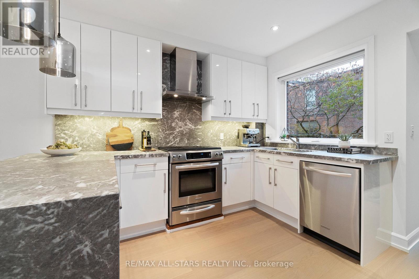 962 Shaw Street, Toronto, Ontario  M6G 3M7 - Photo 19 - W12516246