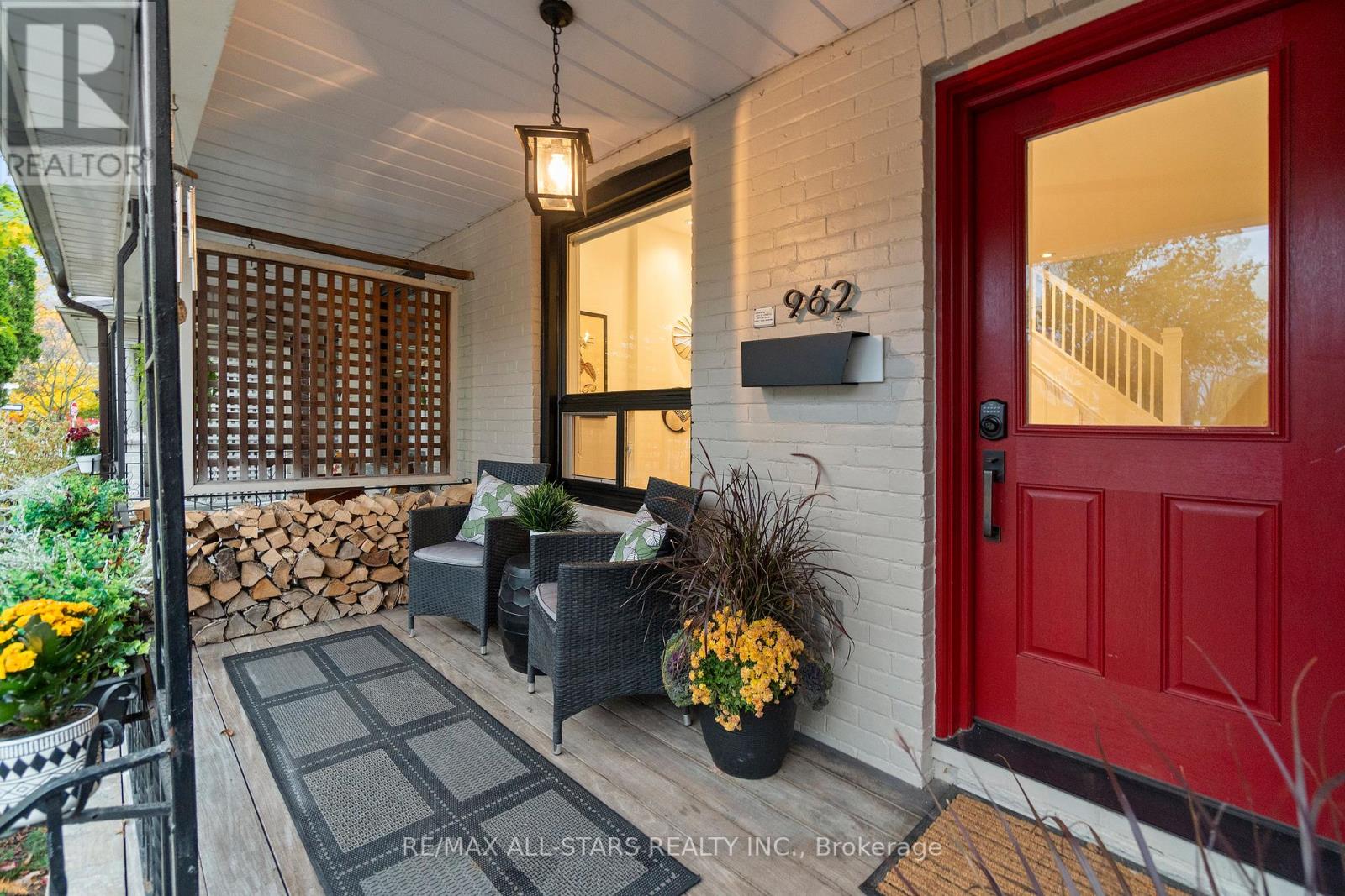 962 Shaw Street, Toronto, Ontario  M6G 3M7 - Photo 2 - W12516246