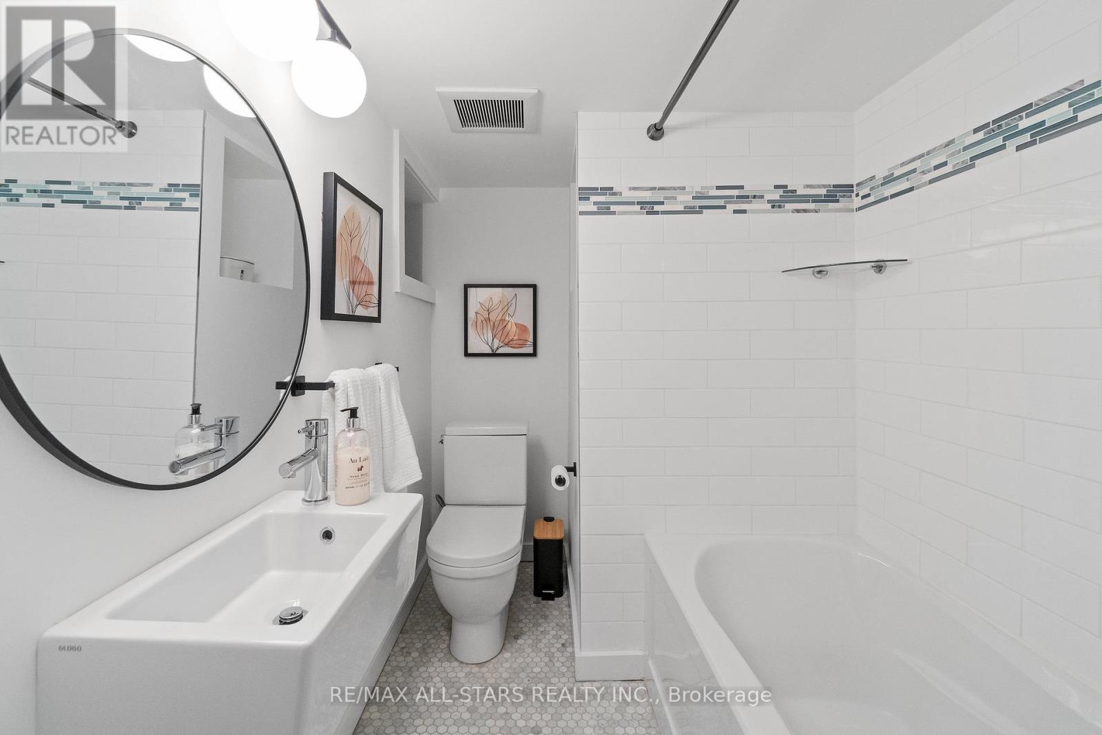 962 Shaw Street, Toronto, Ontario  M6G 3M7 - Photo 43 - W12516246