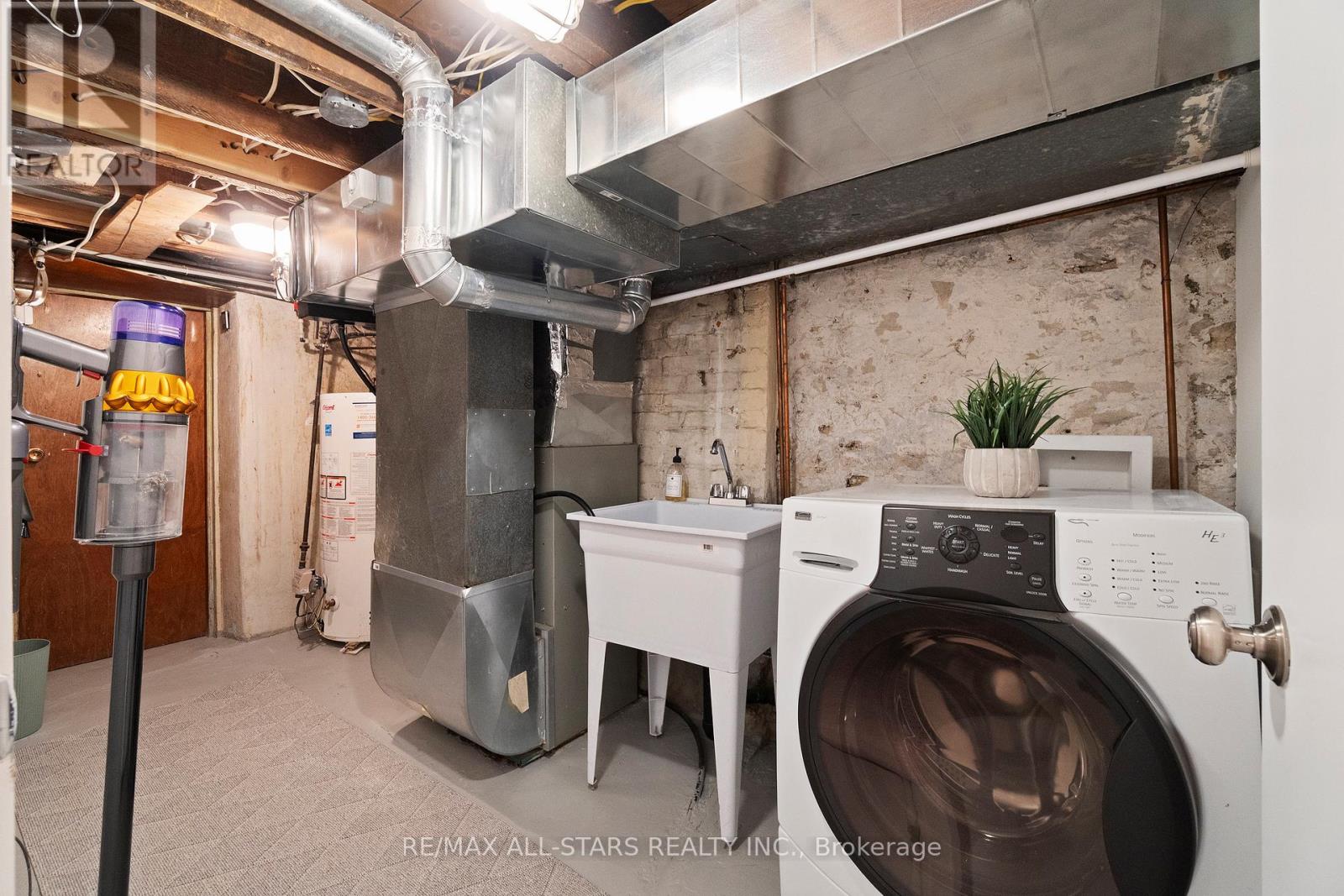 962 Shaw Street, Toronto, Ontario  M6G 3M7 - Photo 44 - W12516246