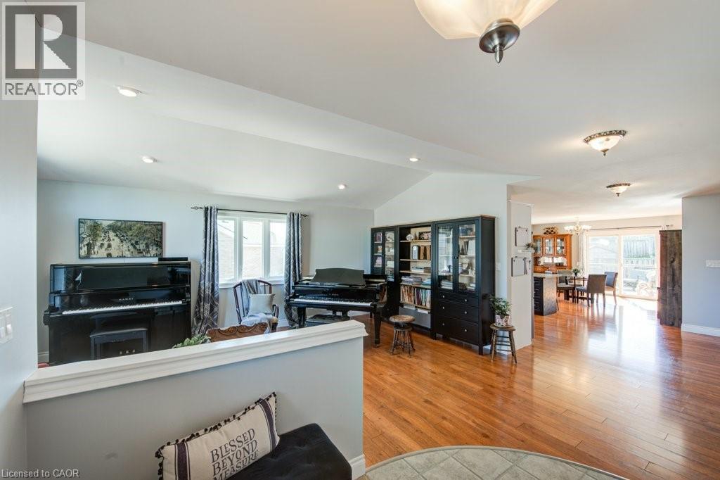 25 Pickett Court, Mitchell, Ontario  N0K 1N0 - Photo 3 - 40776125