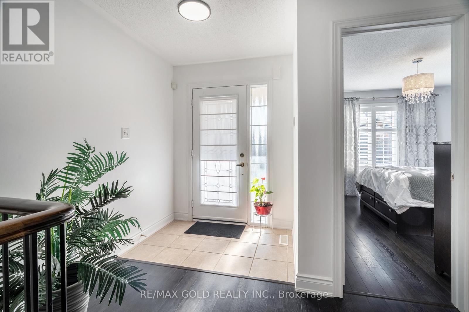 67 Locust Drive, Brampton, Ontario  L6R 0W2 - Photo 5 - W12516348