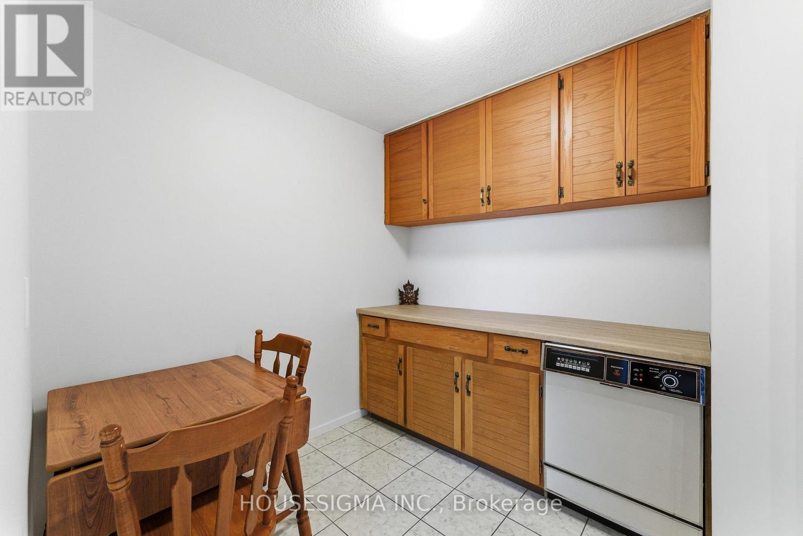 2006 - 1535 Lakeshore Road E, Mississauga, Ontario  L5E 3E2 - Photo 10 - W12516372