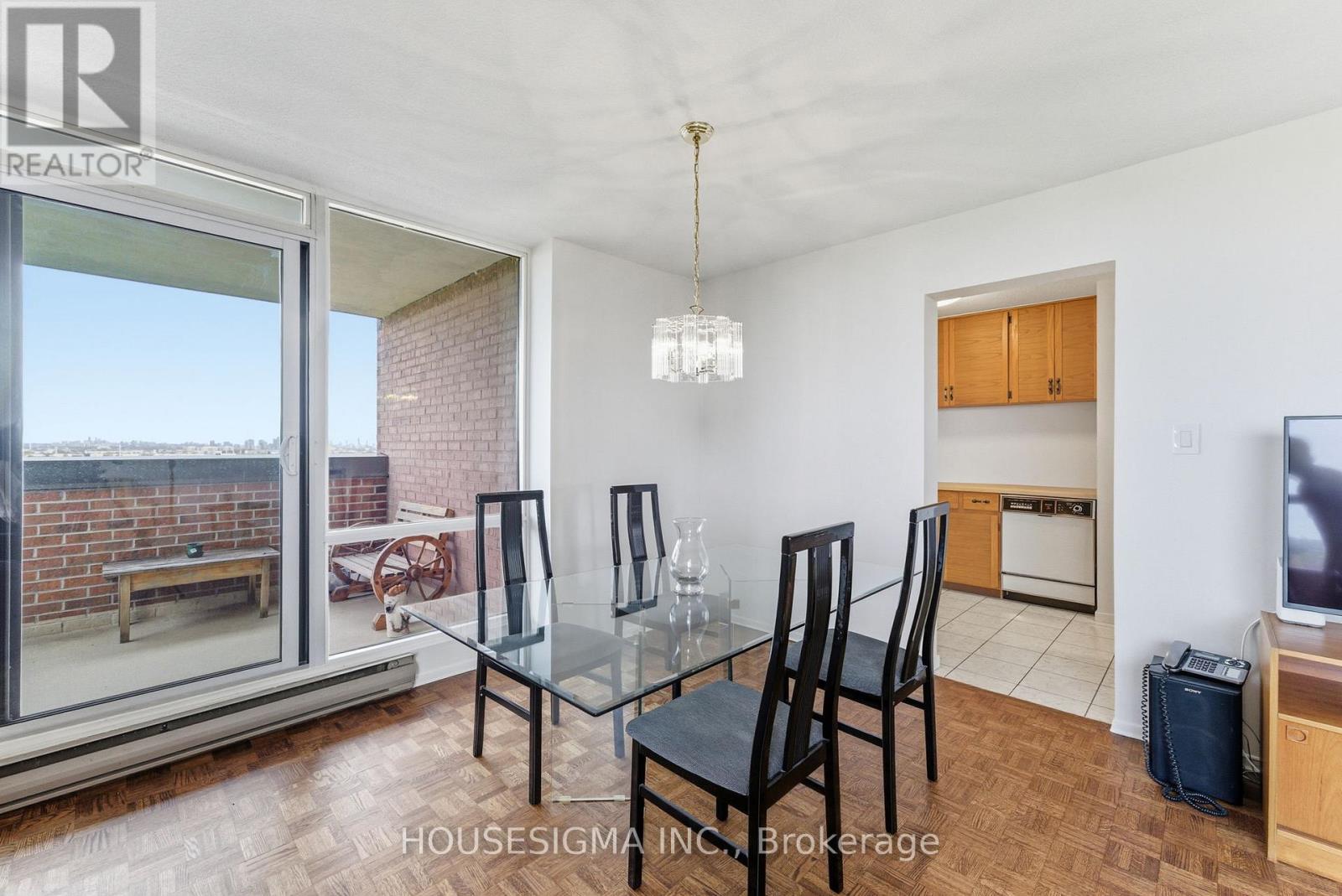 2006 - 1535 Lakeshore Road E, Mississauga, Ontario  L5E 3E2 - Photo 4 - W12516372