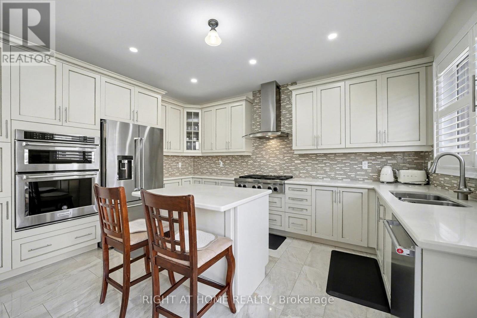 10 Dalecrest Road, Brampton, Ontario  L6X 5N3 - Photo 12 - W12516416