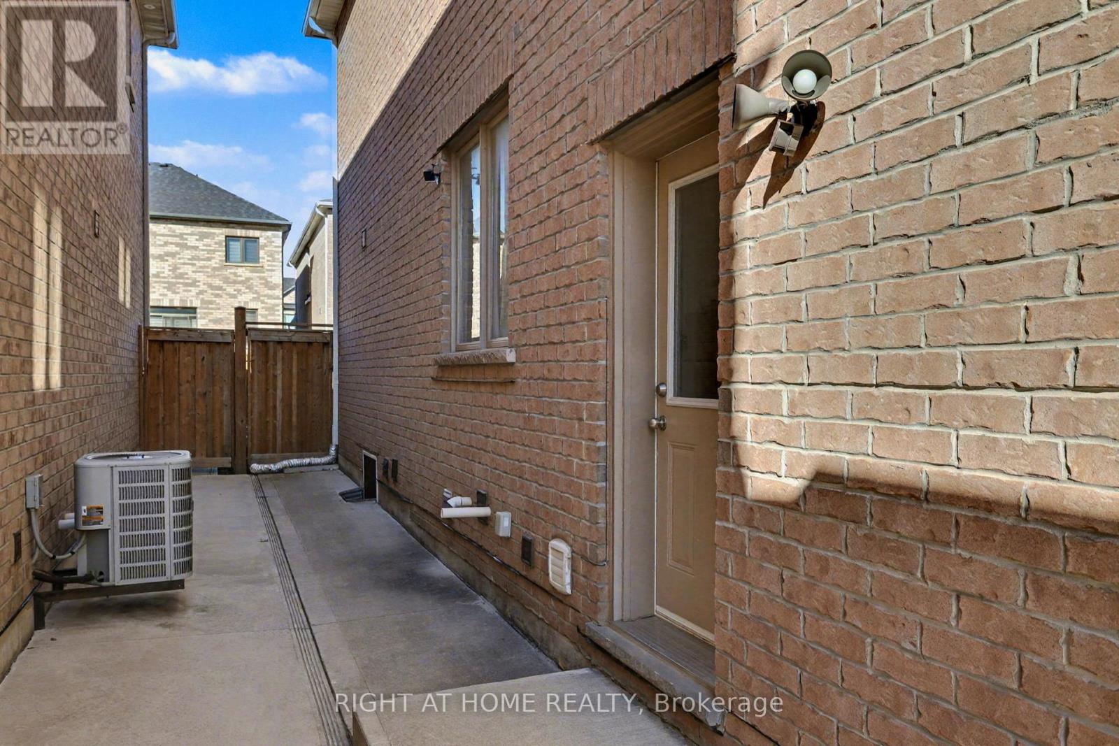 10 Dalecrest Road, Brampton, Ontario  L6X 5N3 - Photo 37 - W12516416