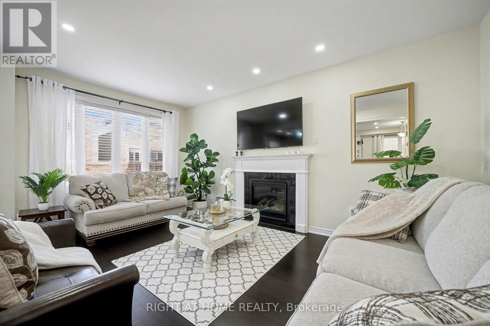 10 Dalecrest Road, Brampton, Ontario  L6X 5N3 - Photo 5 - W12516416