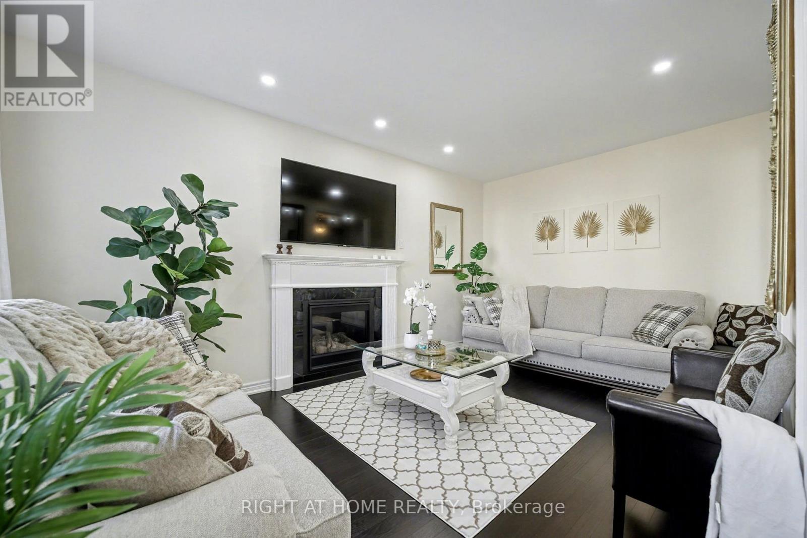 10 Dalecrest Road, Brampton, Ontario  L6X 5N3 - Photo 7 - W12516416