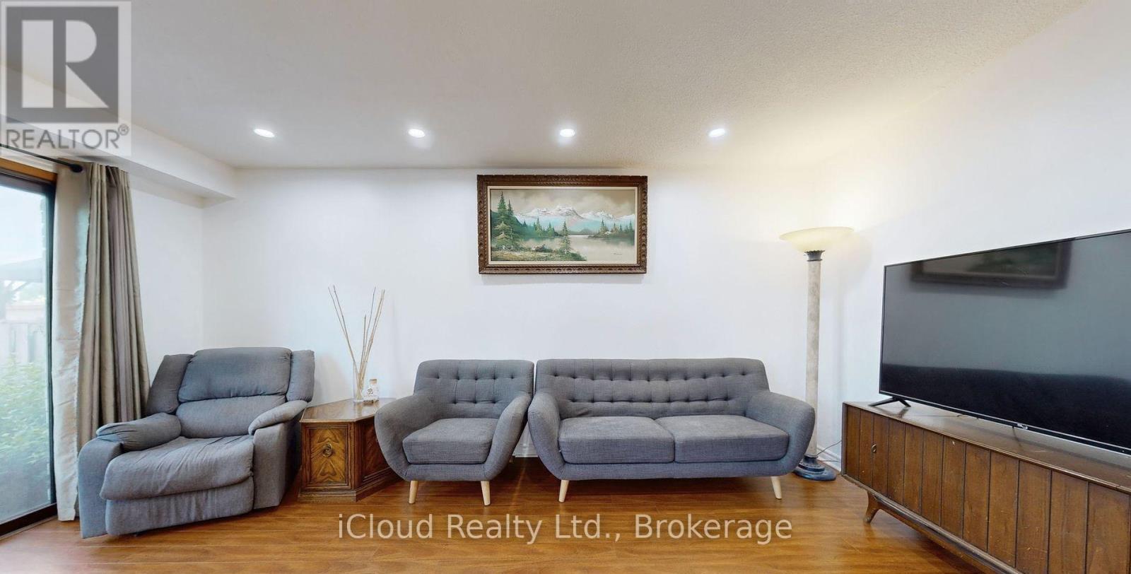 32 Dafoe Crescent, Brampton (Fletcher's West), Ontario  L6Y 2L2 - Photo 9 - W12516490