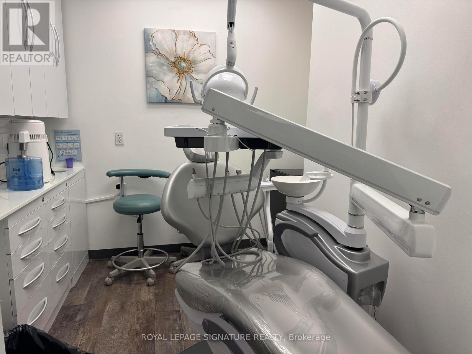 Unit 405 - 71 King Street W, Mississauga, Ontario  L5B 4A2 - Photo 2 - W12516500