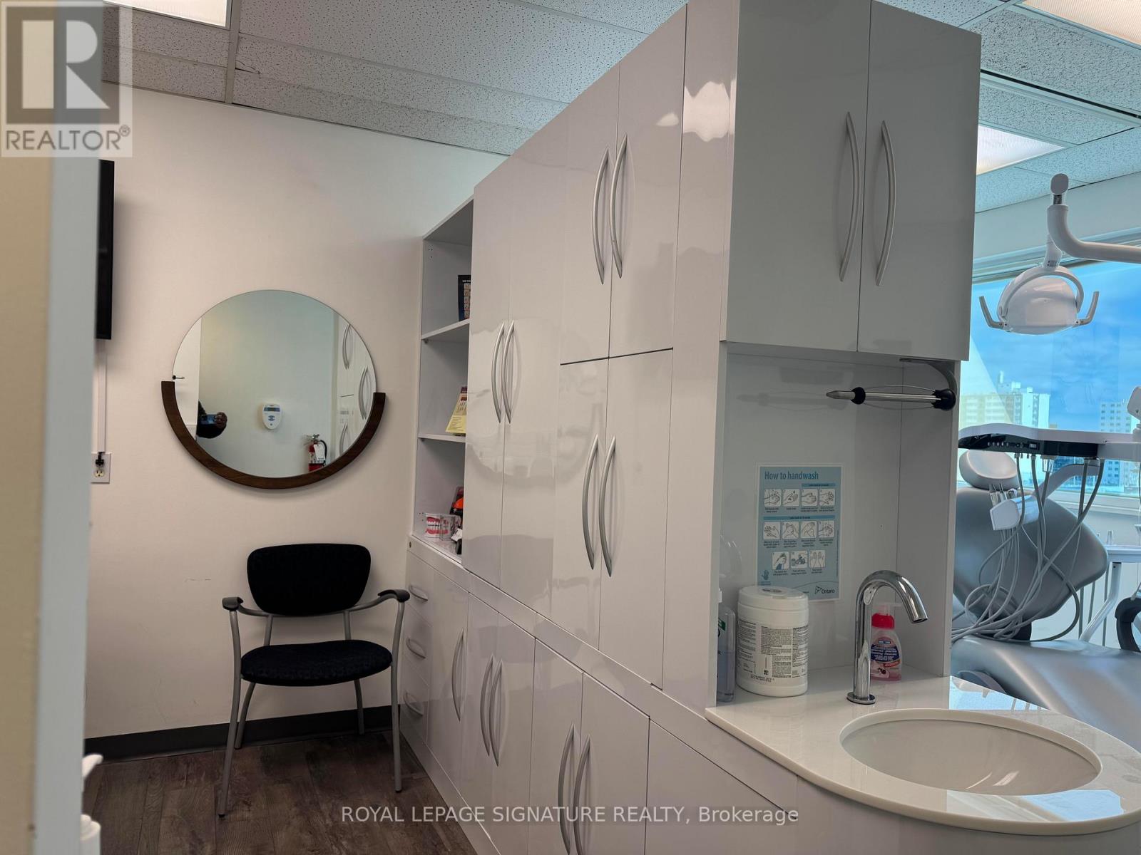 Unit 405 - 71 King Street W, Mississauga, Ontario  L5B 4A2 - Photo 3 - W12516500