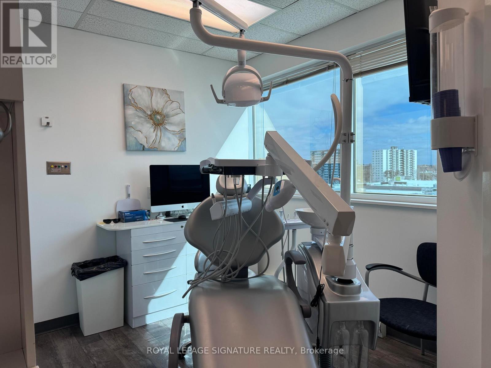 Unit 405 - 71 King Street W, Mississauga, Ontario  L5B 4A2 - Photo 4 - W12516500