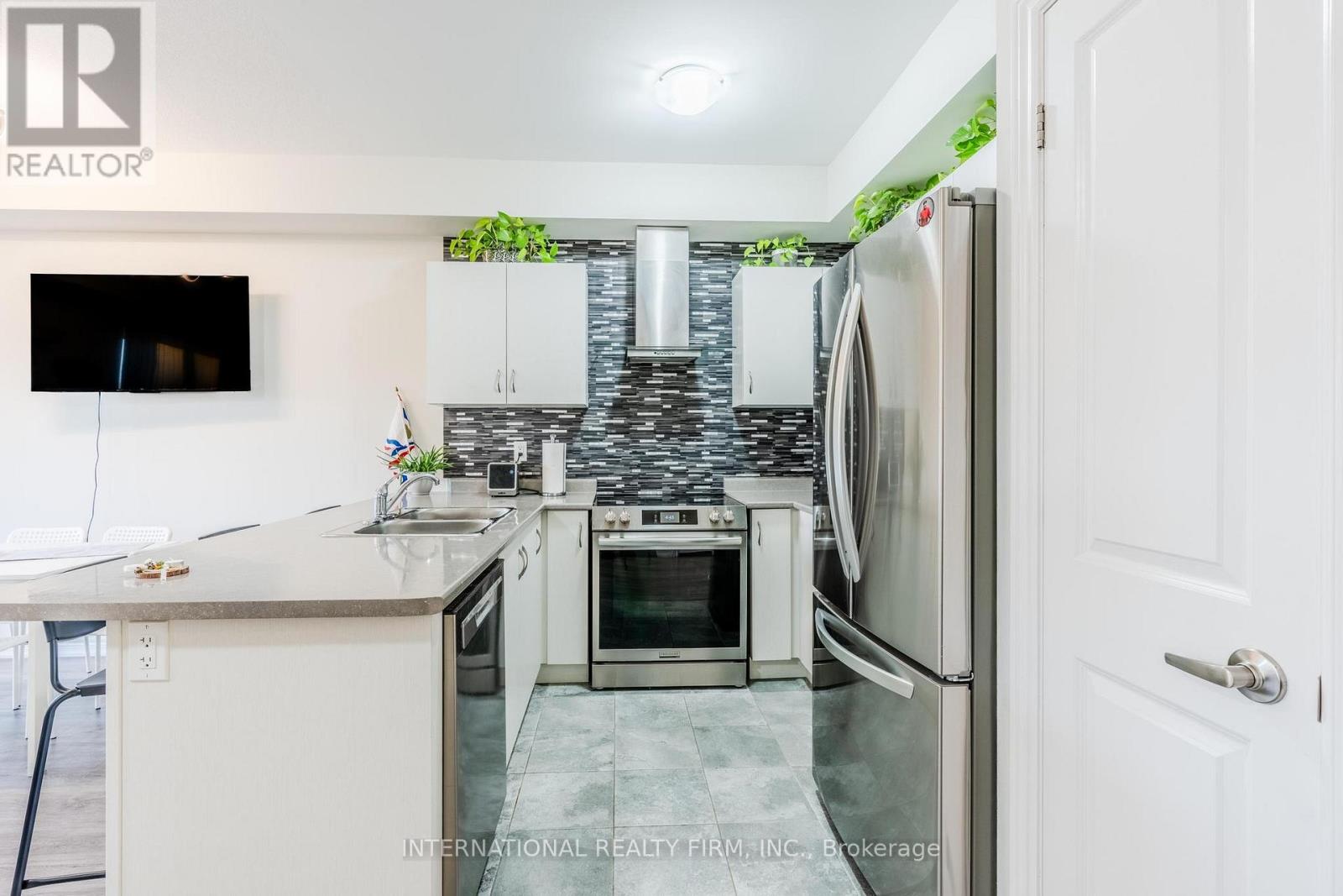 155 Aquasanta Crescent, Hamilton, Ontario  L9B 0J8 - Photo 5 - X12516218