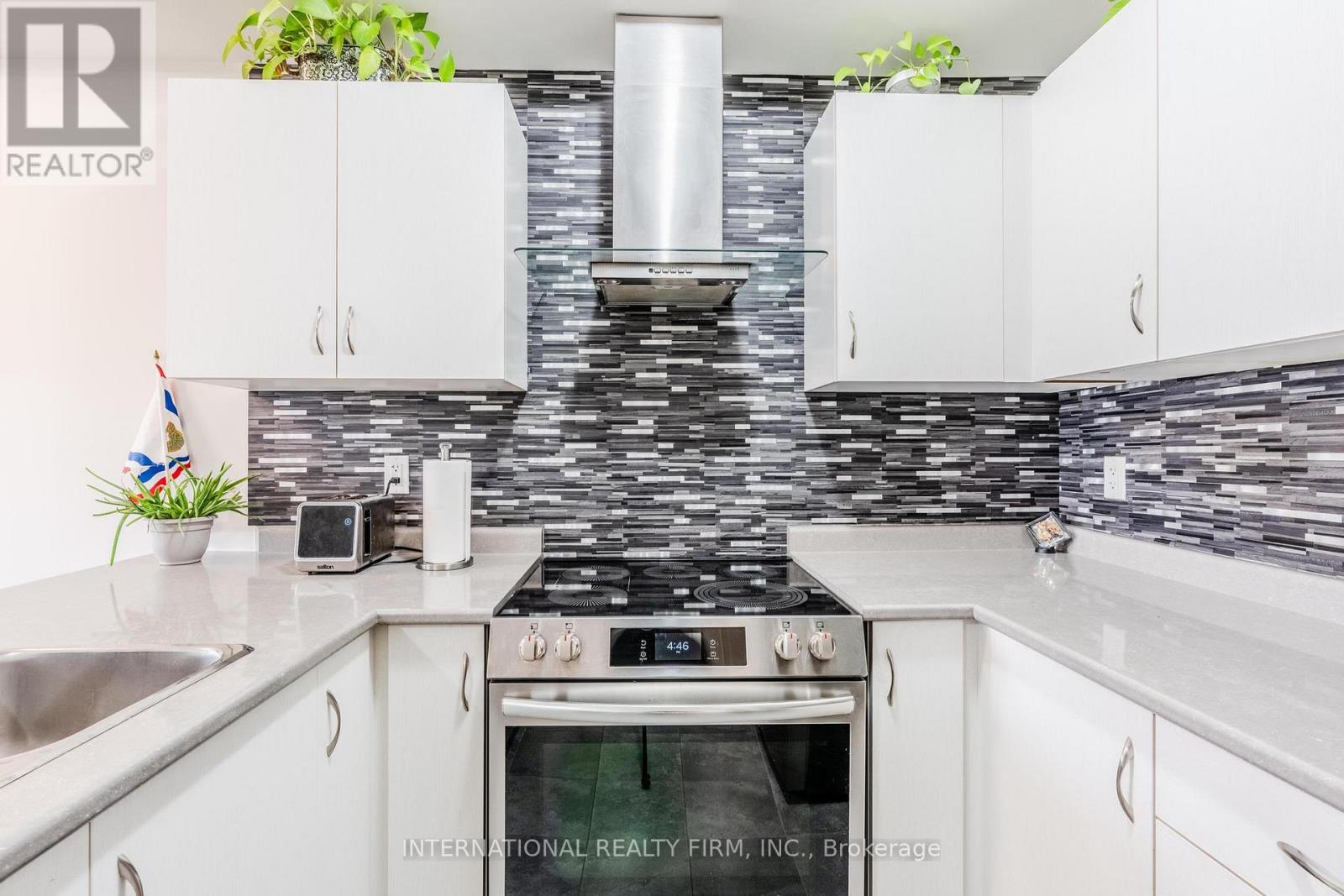 155 Aquasanta Crescent, Hamilton, Ontario  L9B 0J8 - Photo 7 - X12516218