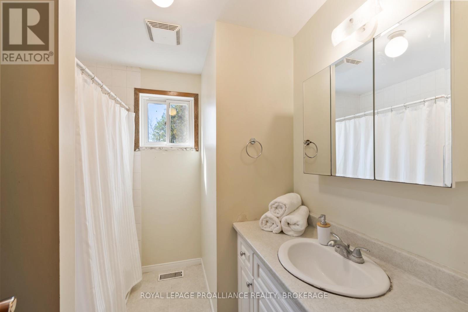 1136 Millhaven Road, Loyalist, Ontario K0H 2H0 - Photo 14 - X12516838