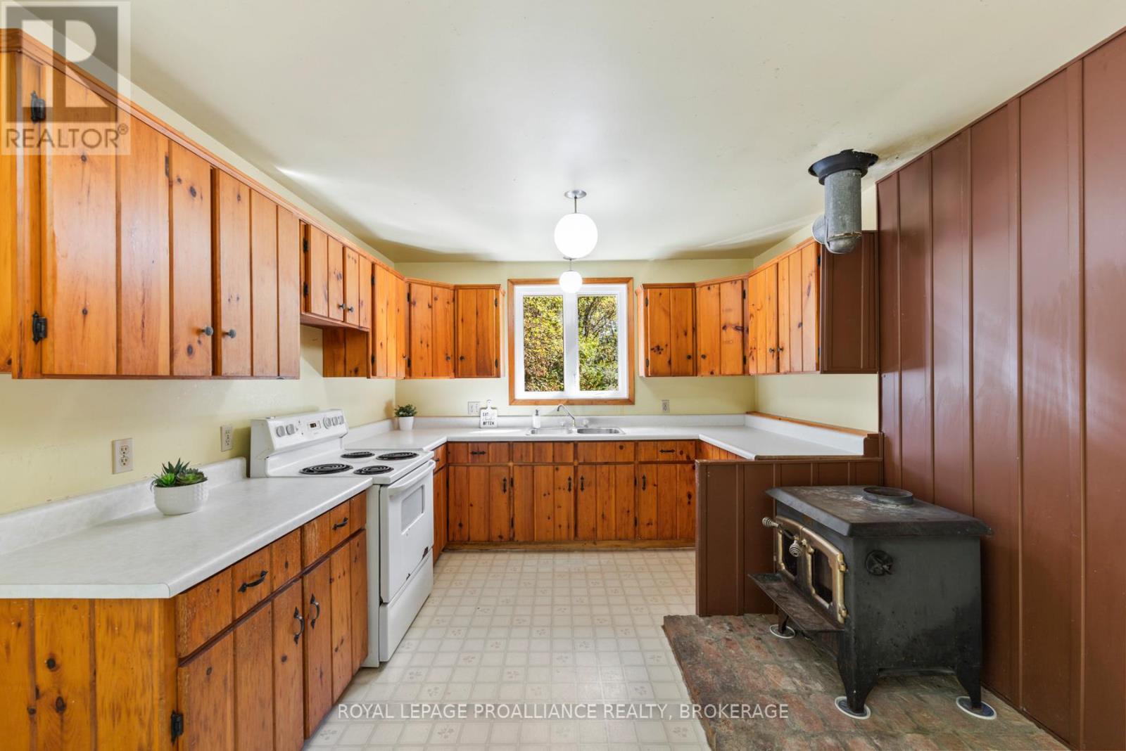 1136 Millhaven Road, Loyalist, Ontario K0H 2H0 - Photo 6 - X12516838