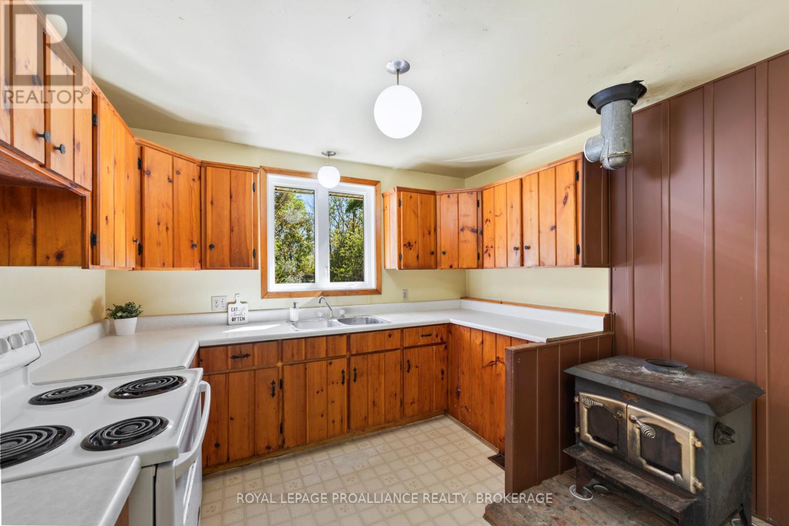 1136 Millhaven Road, Loyalist, Ontario K0H 2H0 - Photo 7 - X12516838