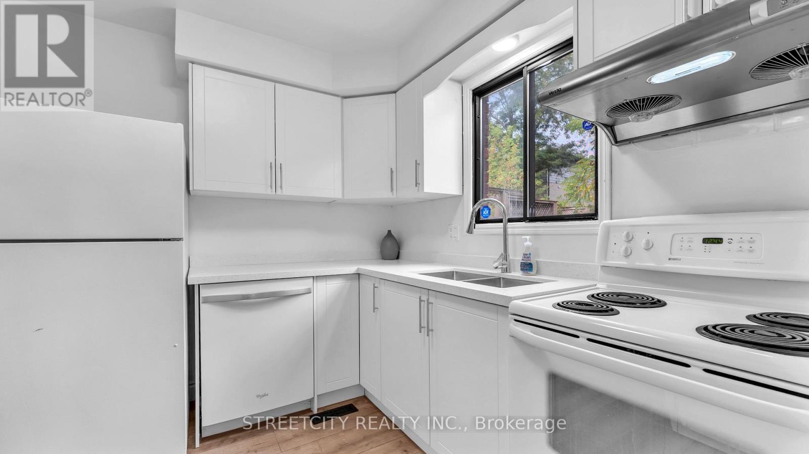 151 Walmer Gardens, London North, Ontario  N6G 4H3 - Photo 8 - X12516768