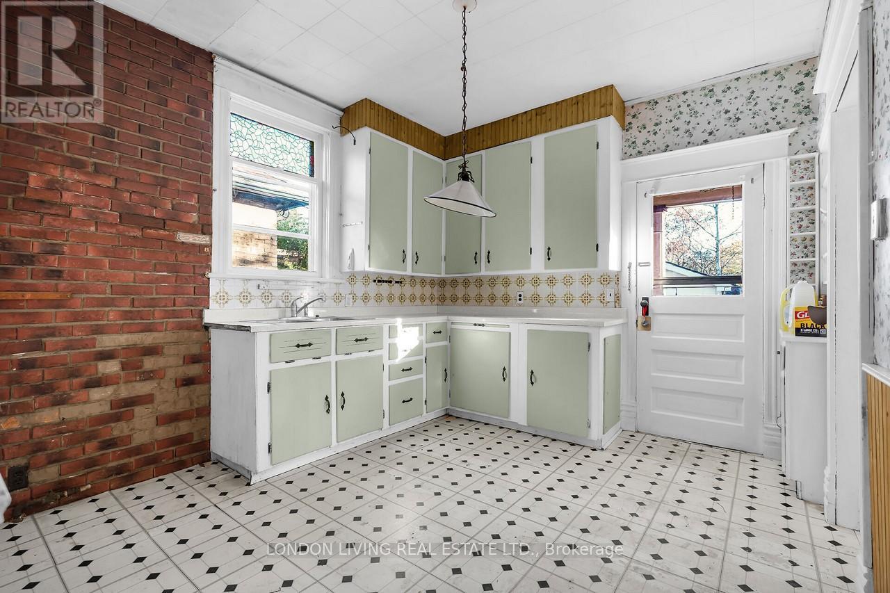 121 Tecumseh Avenue E, London South, Ontario  N6C 1S1 - Photo 11 - X12516946